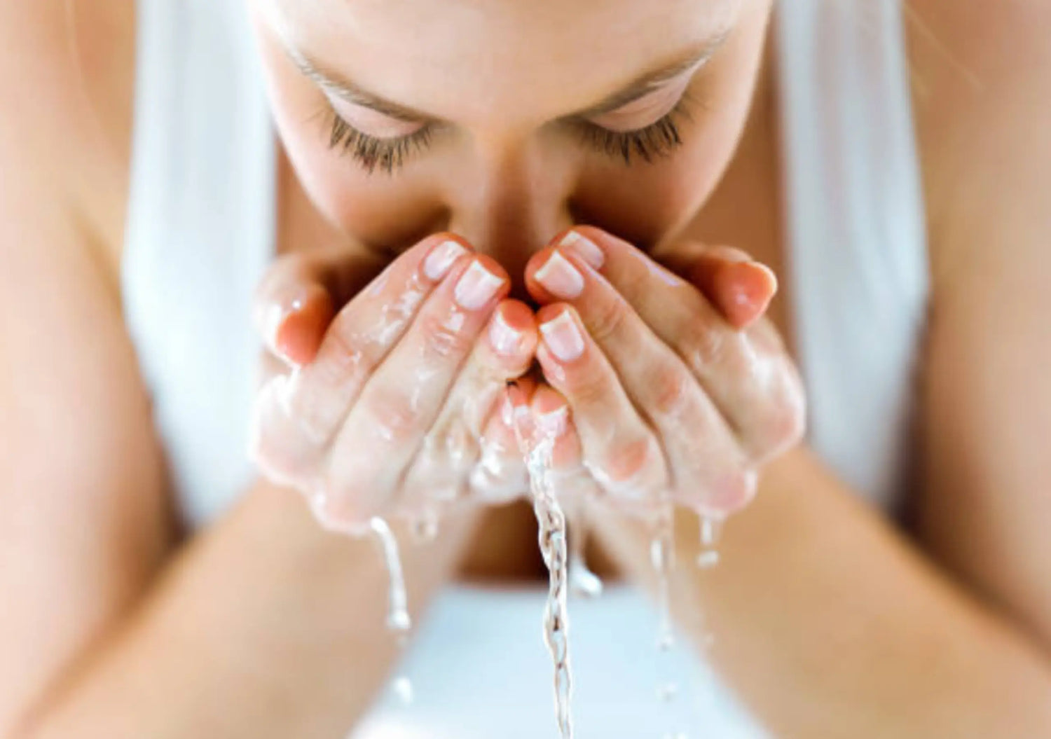 Gentle pH-balanced cleanser for sensitive skin that removes makeup and impurities