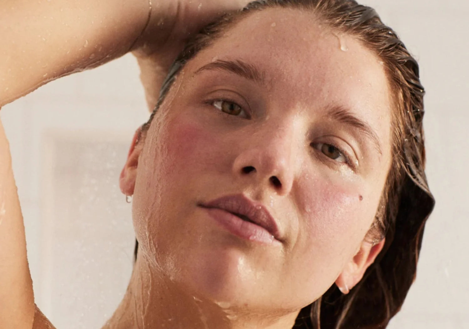 Filtered showerhead for glowing, hydrated skin