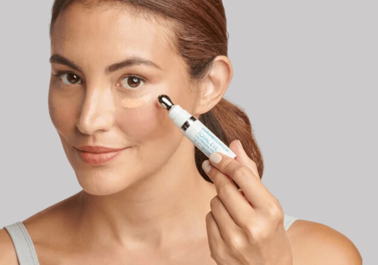 Colorescience Total Eye® 3-in-1 Renewal Therapy SPF 35 – Instantly brightens, color corrects, and reduces dark circles for a refreshed, youthful look.