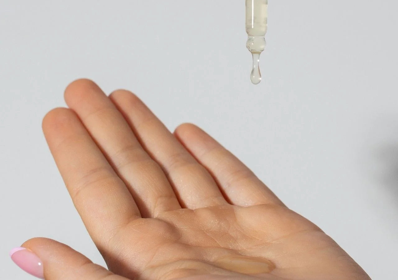 Hydrating facial scrub with glycerin and algae extract to prep skin for serums and advanced treatments.