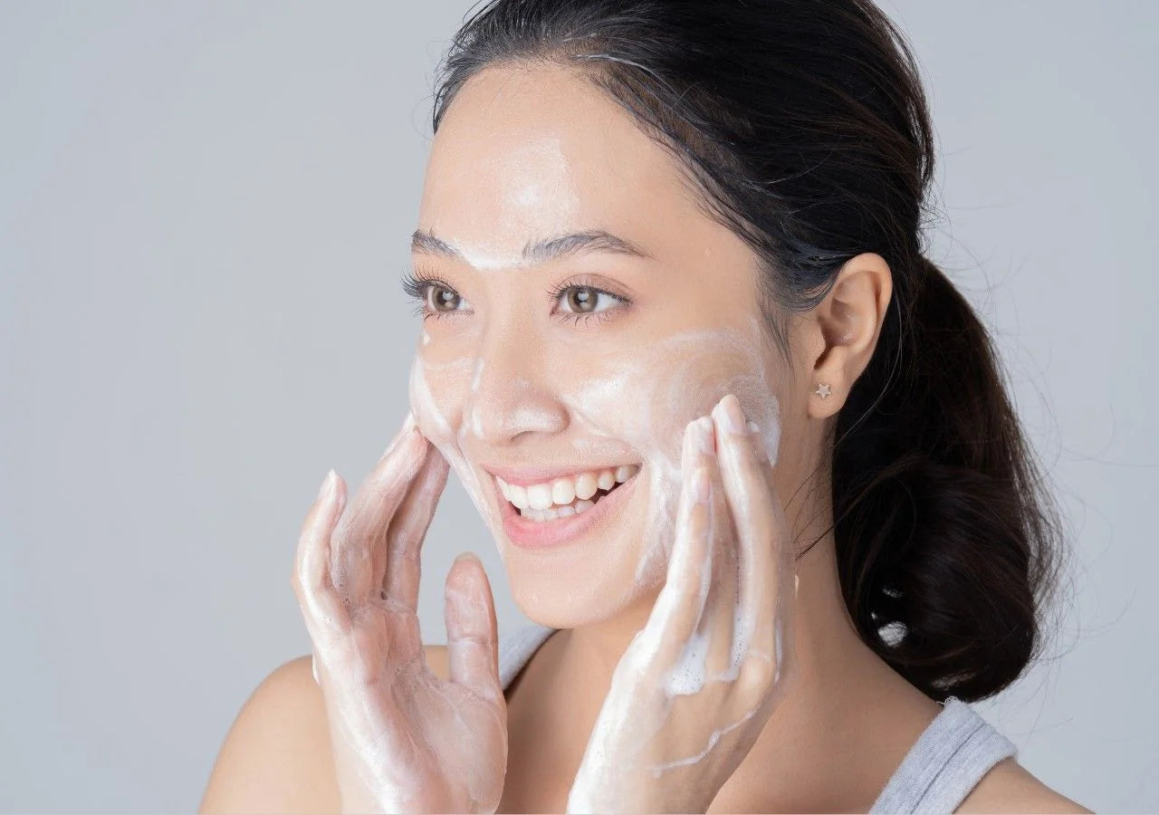 Hydrating facial cleanser with Panthenol & Hydrolyzed Wheat Protein to maintain moisture balance.