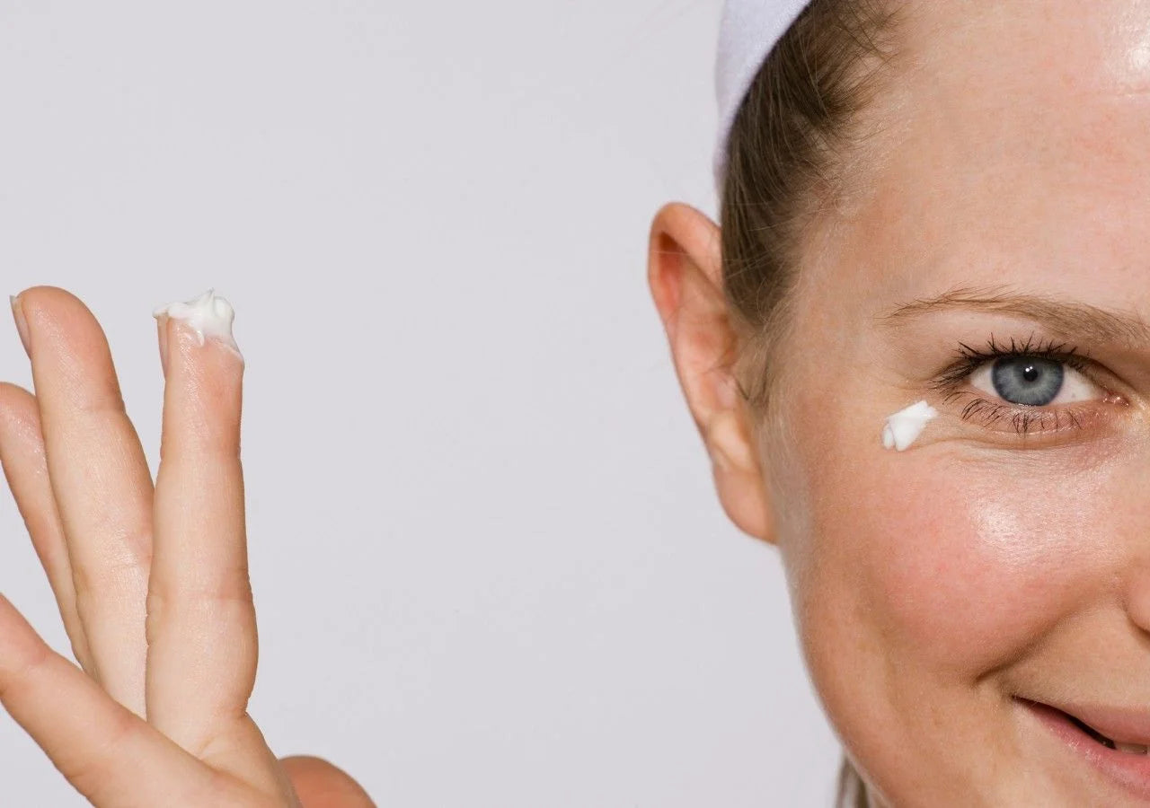 Vitamin C-infused eye cream to reduce dark circles and restore radiance.