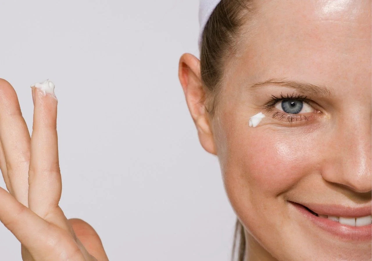 Brightening retinol eye serum to reduce dark circles and discoloration