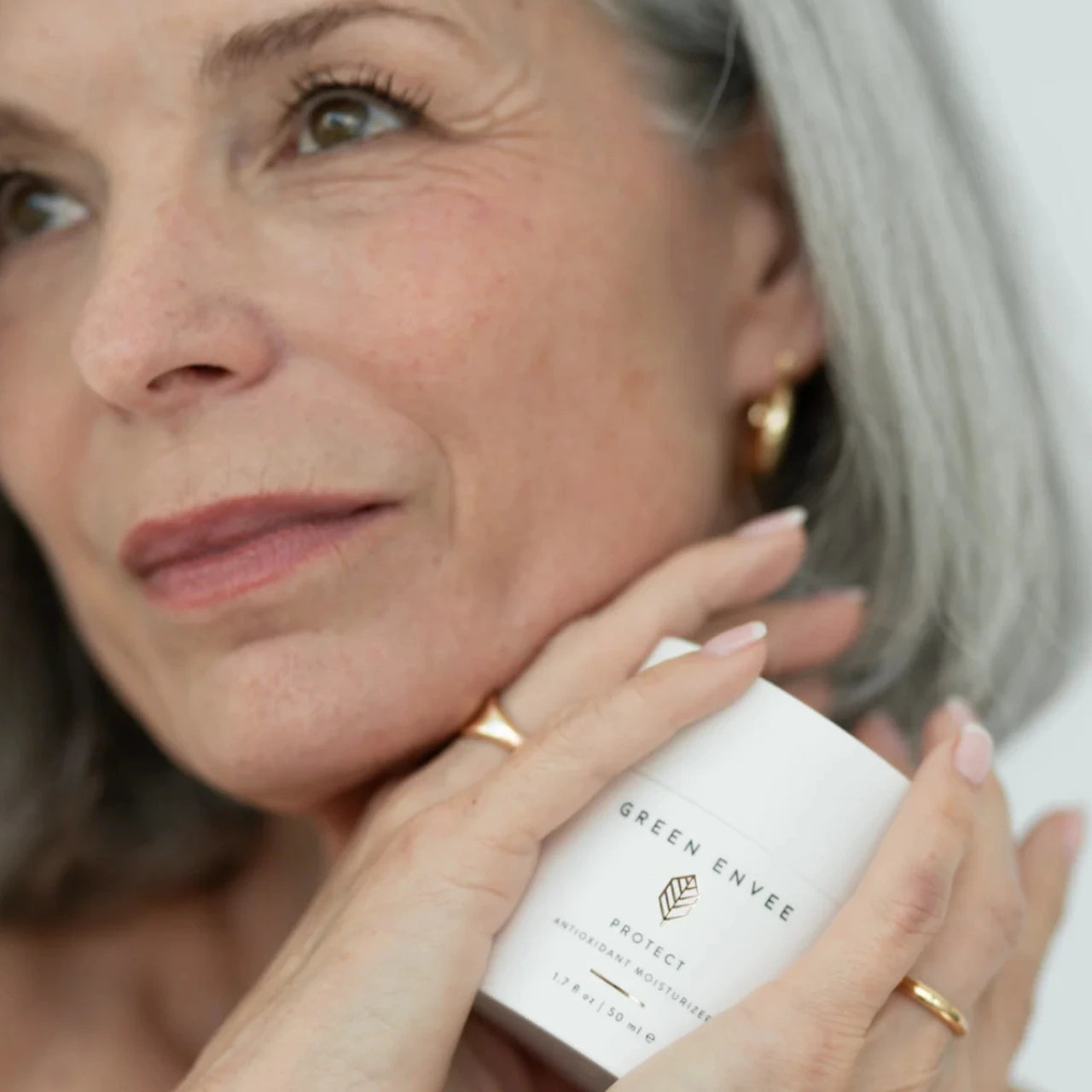 Green Envee moisturizer with Jojoba, Meadowfoam, and Pomegranate oils delivers age-defying nutrients for firmer, radiant, youthful-looking skin.