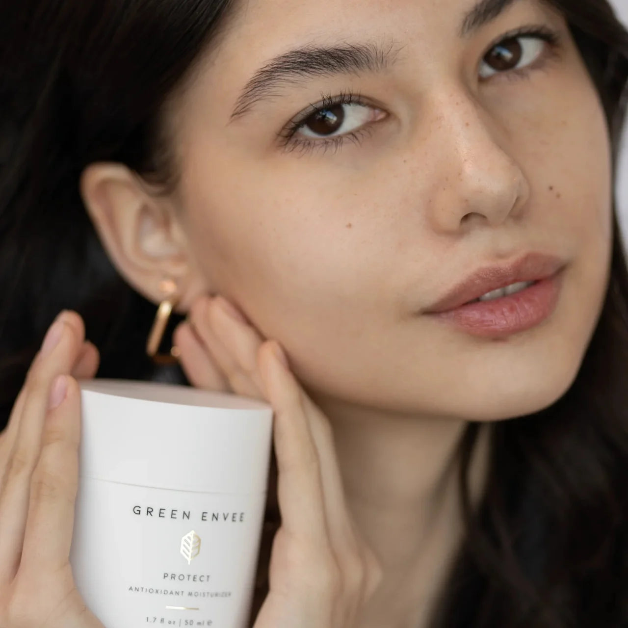 Green Envee moisturizer with Goji, Matcha, and Camellia creates a deep antioxidant shield to protect skin from pollution and free radicals.