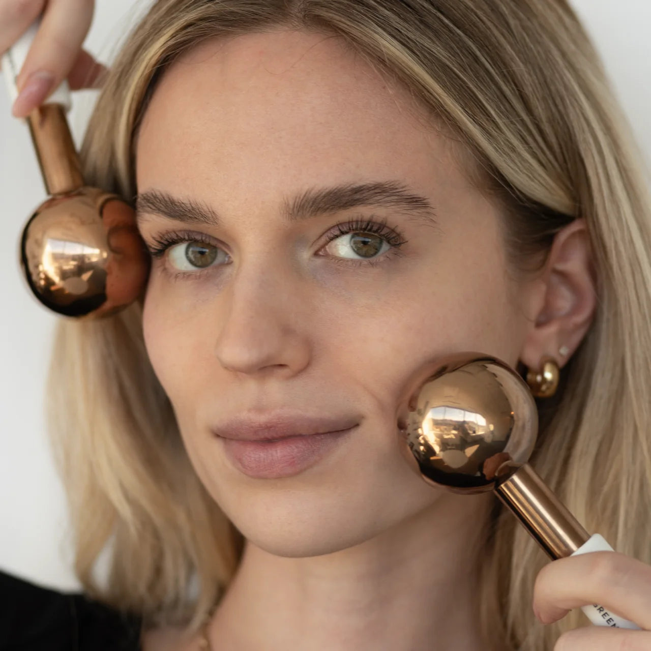 Green Envee Cryo Globes deliver spa-quality self-care at home, enhancing relaxation and revitalizing skin.