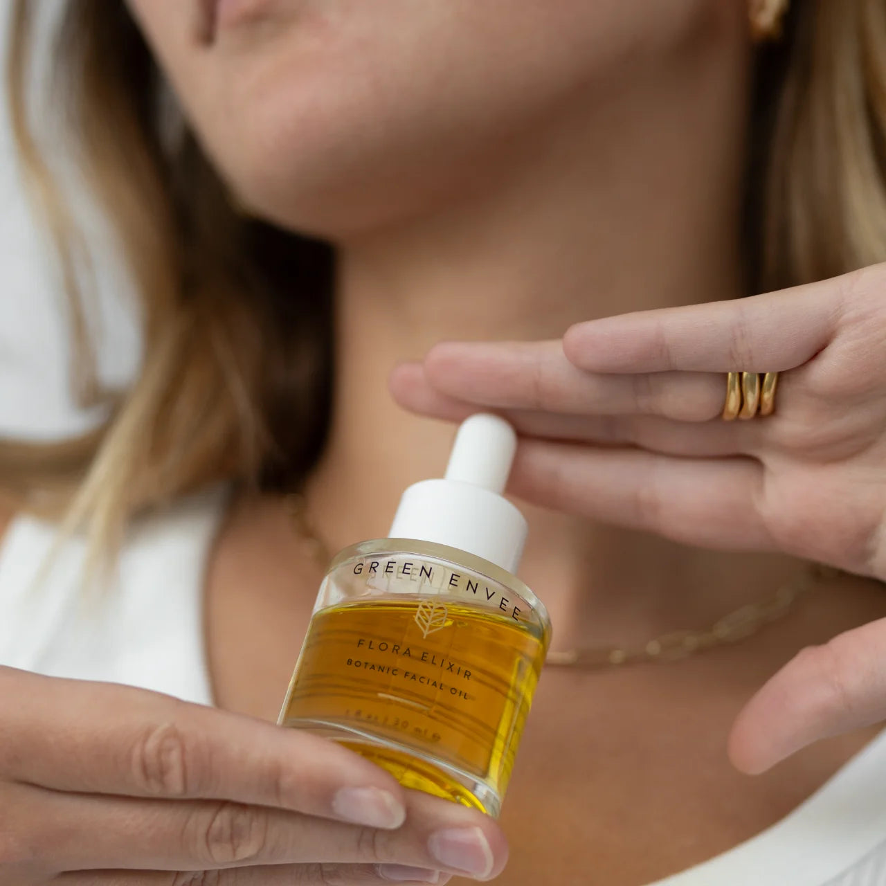 Green Envee Flora Elixir Botanic Oil Serum – botanical oil blend that nourishes deeply, repairs skin, and enhances a youthful glow.