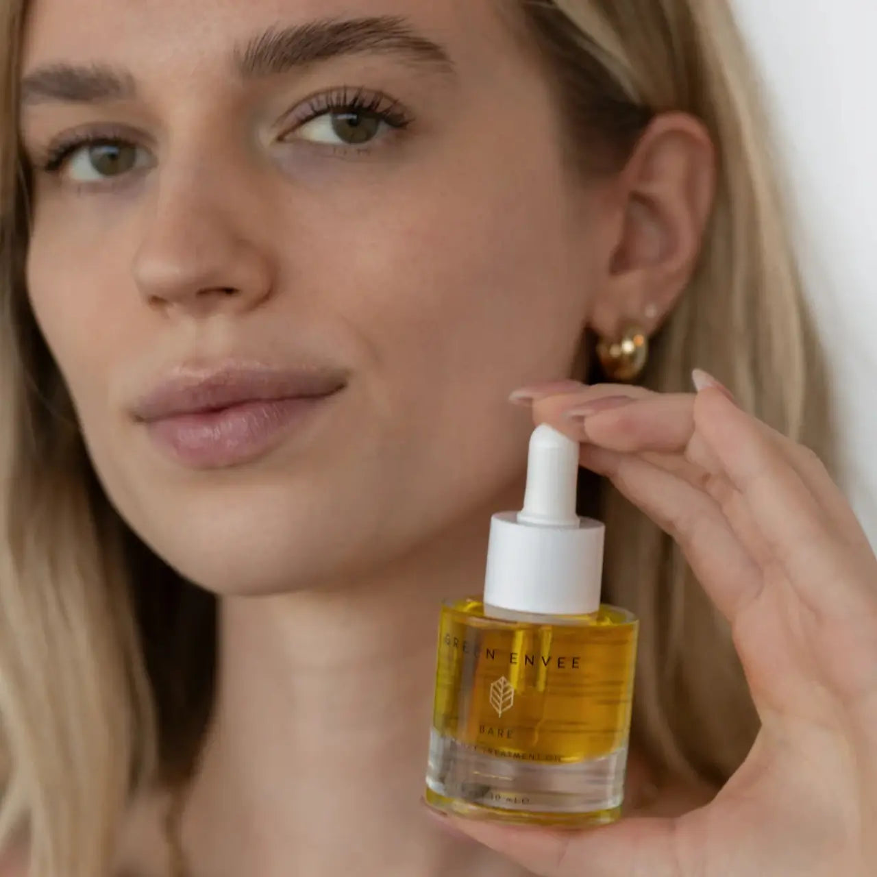 Green Envee Post Wax Oil with lavender and tiger grass to calm redness and soothe irritation immediately after hair removal.