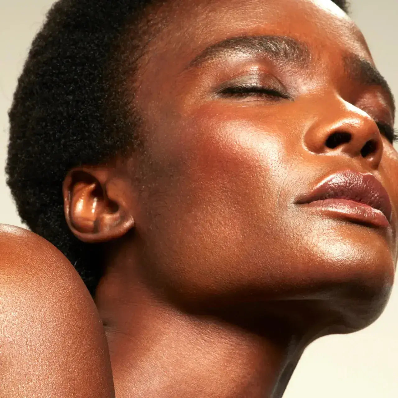 NuFACE FIX MicroWand portable microcurrent device delivers an instant glow and smooth skin anytime, anywhere for quick beauty touch-ups.