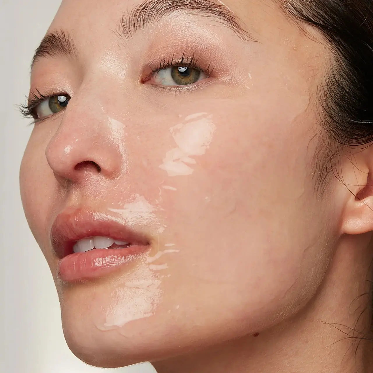 NuFACE IonPlex Hydra-Gel Mask provides deep hydration to combat dryness and dullness, leaving skin plump, dewy, and radiant with a glass-skin finish.