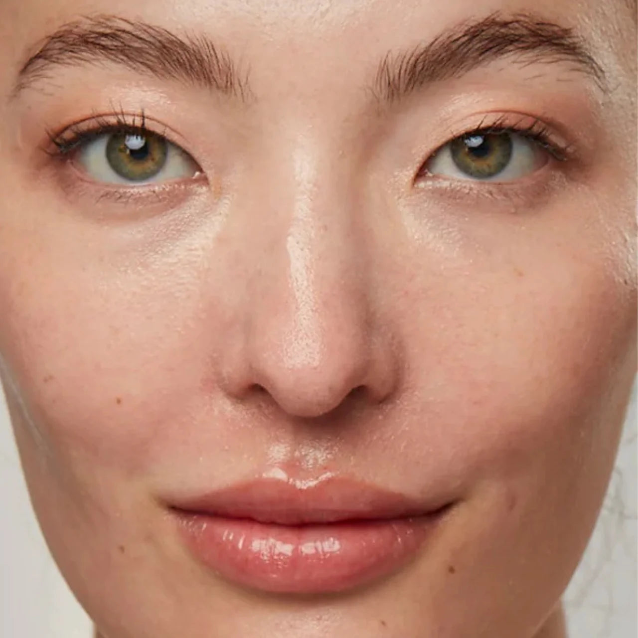 NuFACE Prep-N-Glow wipes infused with hyaluronic acid and antioxidants deliver deep, lasting hydration and nourishment.