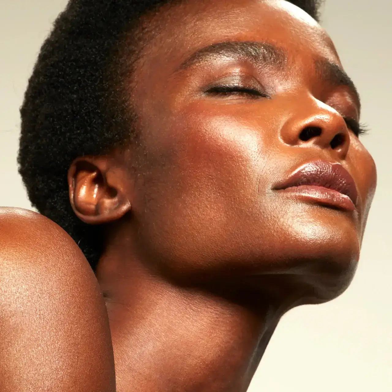 Experience a visible lift and firming effect with the NuFACE Trinity+ PRO as microcurrent technology tones facial muscles and enhances skin elasticity.