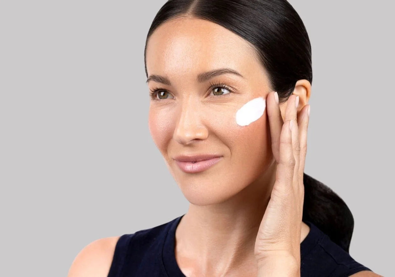 PCA Skin Collagen Hydrator strengthens the skin barrier with olive fruit oil and sunflower seed extract, helping to restore balance, prevent moisture loss, and combat dryness.