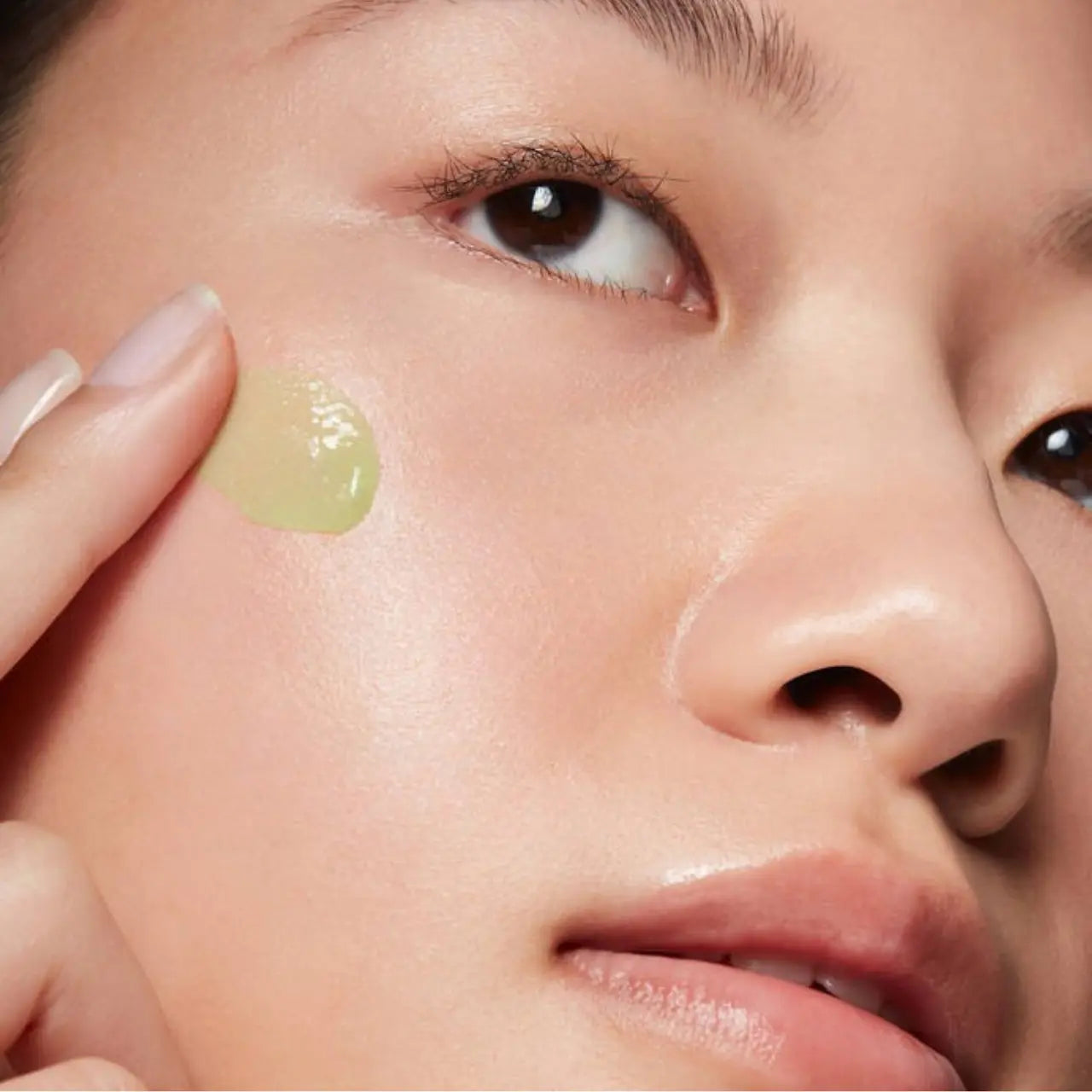 SkinCeuticals Phyto A+ Brightening Treatment reduces surface oil, balances sebum production, and minimizes pores for a shine-free, refreshed complexion.