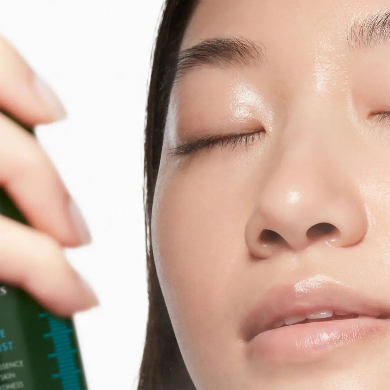 Hydrate and refresh your skin all day with SkinCeuticals Phyto Corrective Essence Mist, infused with hyaluronic acid and botanical extracts.