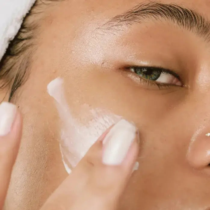 Detoxifying facial mask that clears pores and absorbs excess oil with kaolin and bentonite clay.