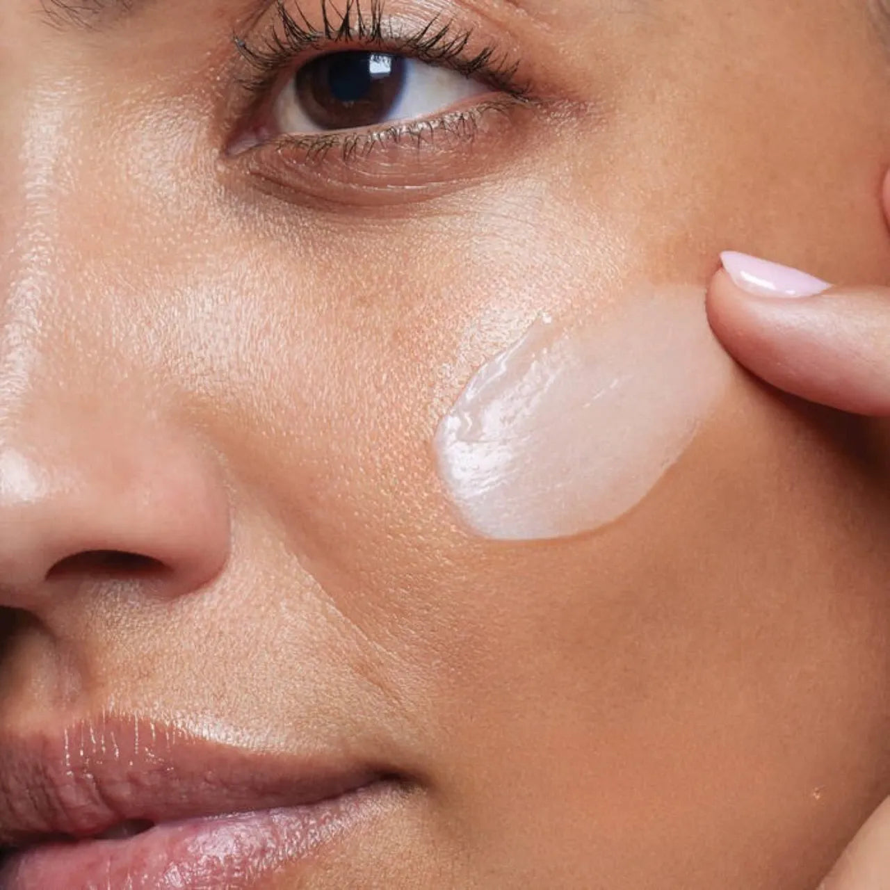 kinCeuticals Clarifying Clay Mask deeply purifies pores with natural clays, absorbing excess oil and removing impurities for a clearer complexion.