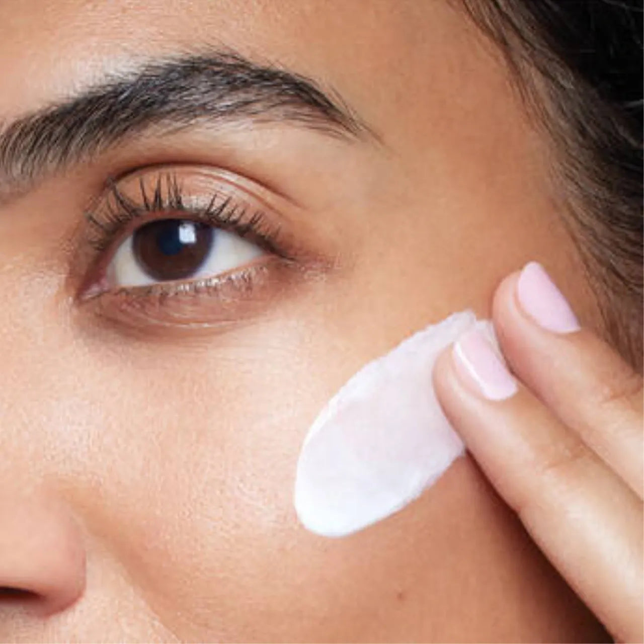 SkinCeuticals Daily Moisture minimizes the look of large pores for a smoother, more refined complexion.