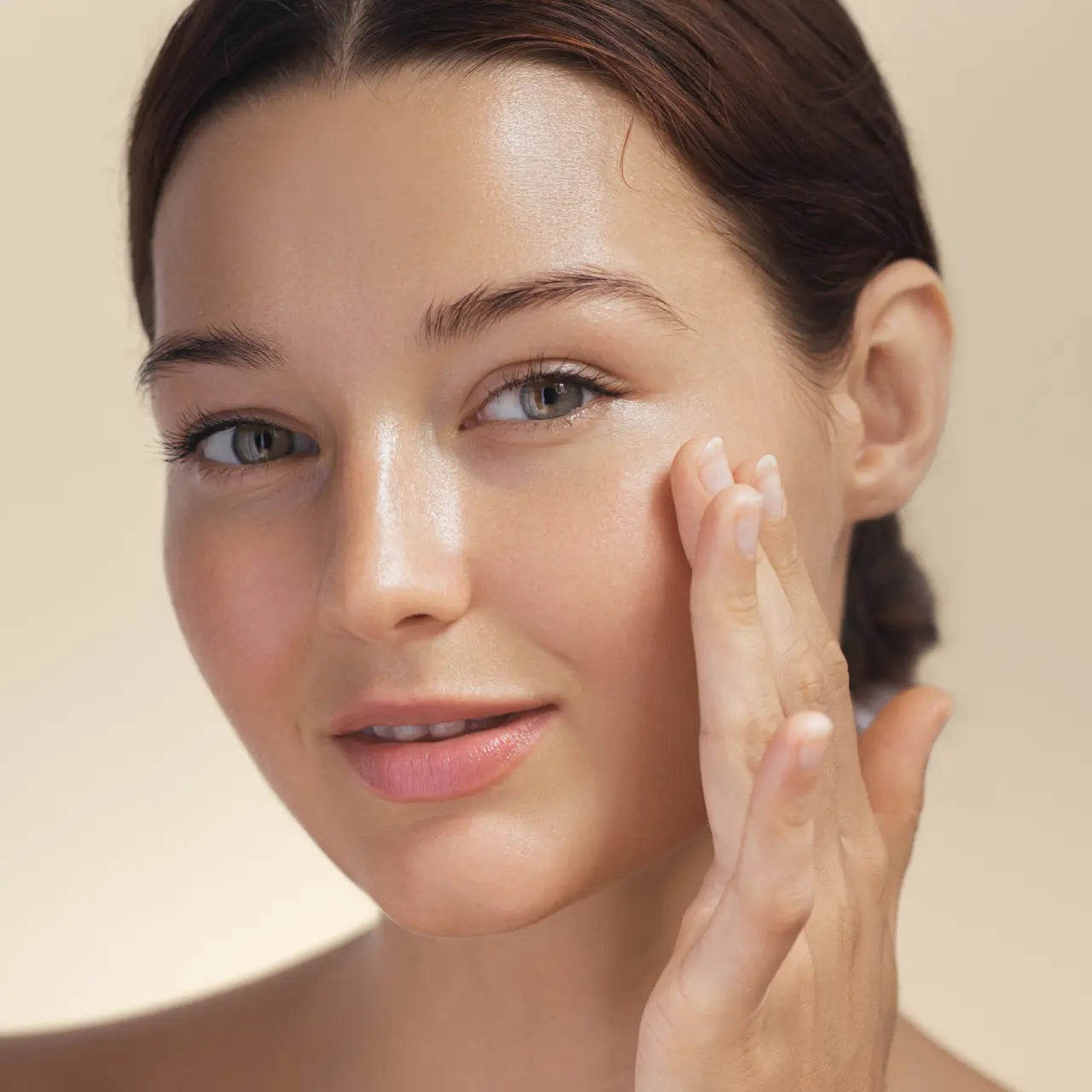 Infused with aloe, chamomile, and witch hazel, SkinCeuticals Equalizing Toner soothes irritation, reduces redness, and hydrates skin.