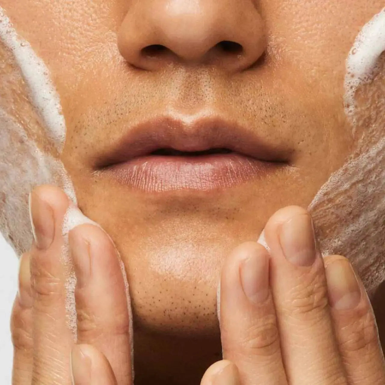 SkinCeuticals LHA Cleansing Gel deeply cleanses pores, removing excess oil and impurities for a refreshed, balanced complexion.