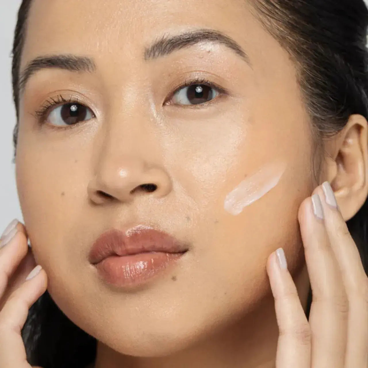 Vivier® Acne Treatment Lotion is a lightweight, fast-absorbing formula that treats acne without leaving skin greasy or heavy.