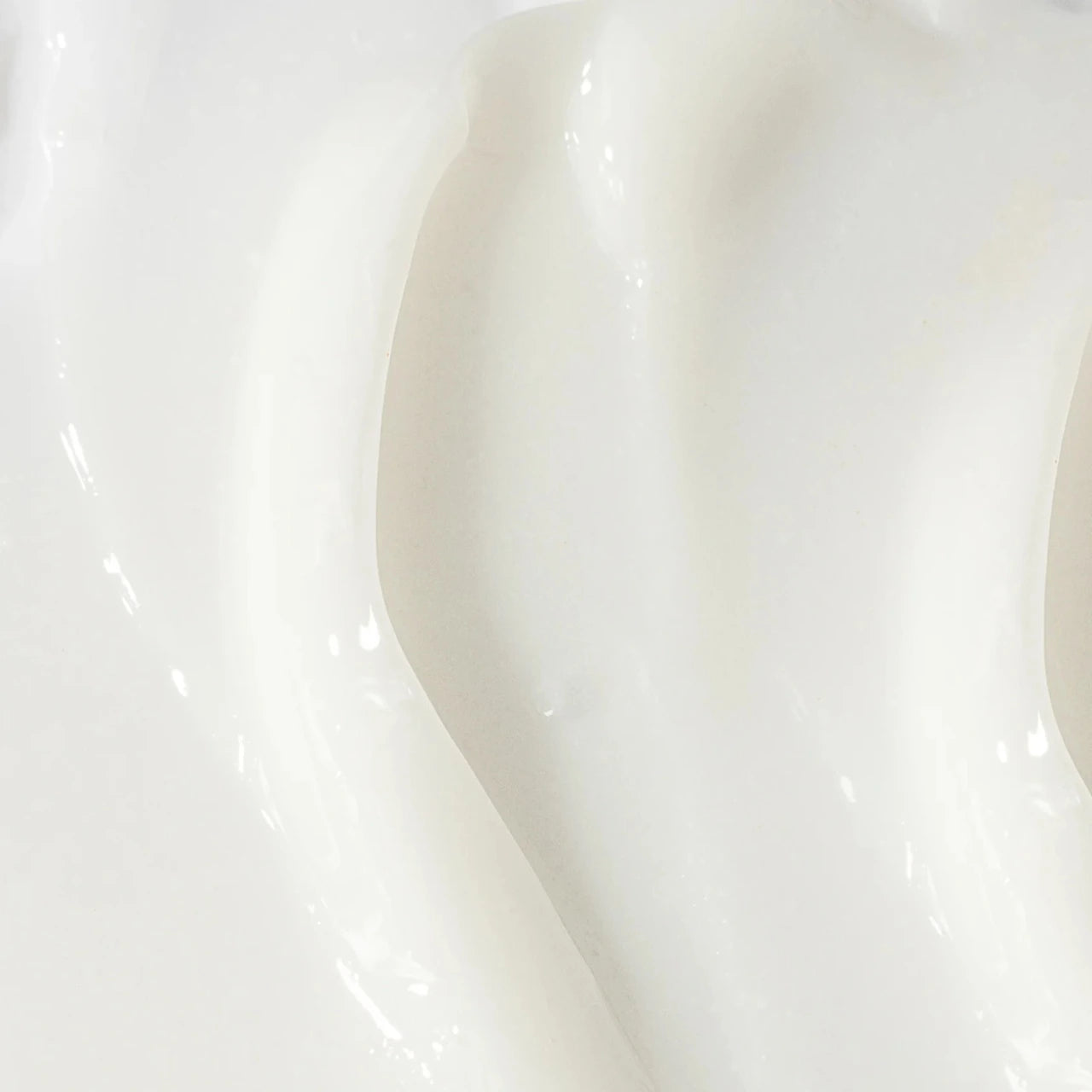 Vivier® Acne Treatment Lotion deeply cleans pores, removes excess oil, and minimizes blackheads for a smoother, more refined complexion.