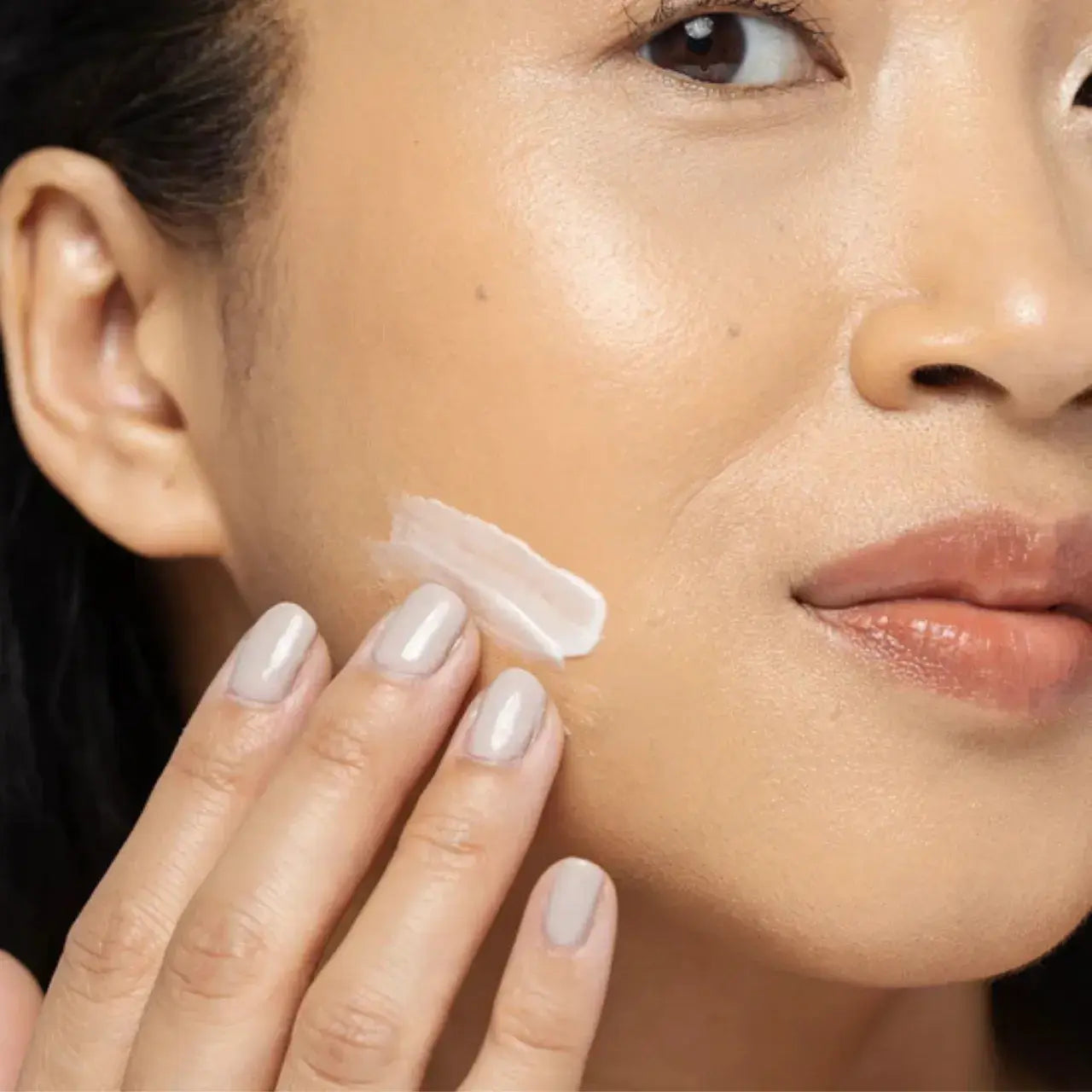 Vivier AHA/BHA Exfoliating Cream gently exfoliates to smooth and refine skin texture for a radiant complexion.