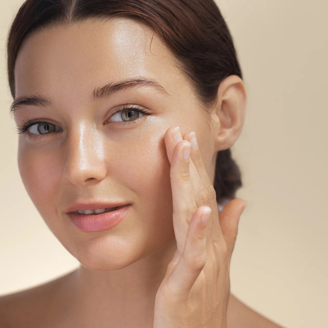 Hydrate and protect your skin with Vivier® Brighten & Restore Program, enhancing moisture and shielding from environmental damage.