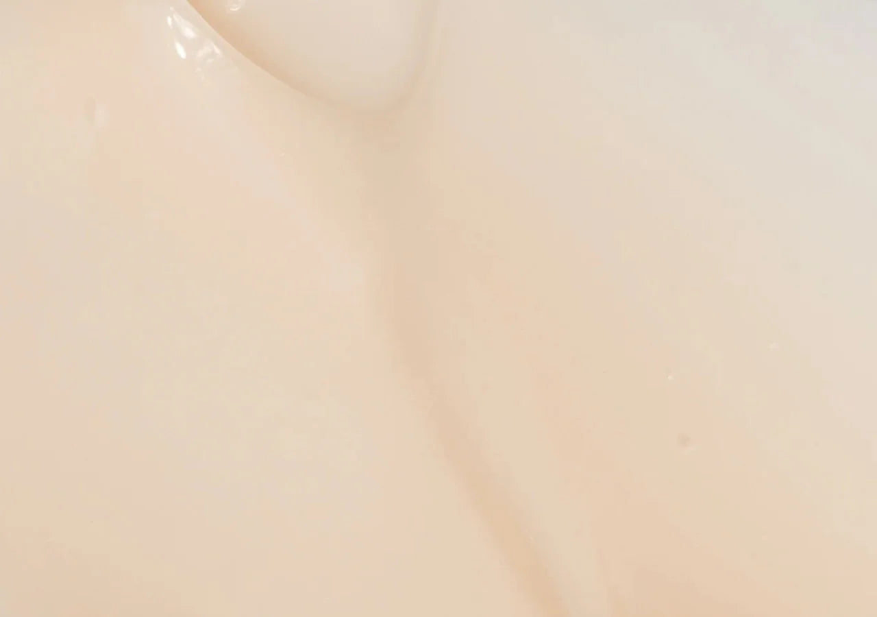 Hyaluronic Acid and Olive Oil deeply hydrate and nourish the skin