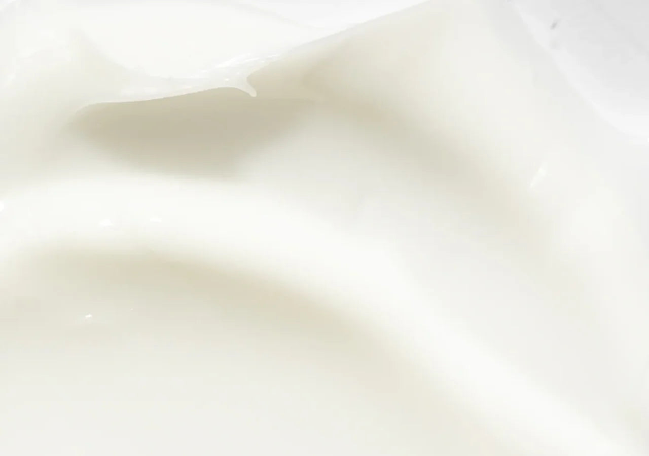 Avocado Oil and Vitamin E deeply hydrate and restore the skin barrier