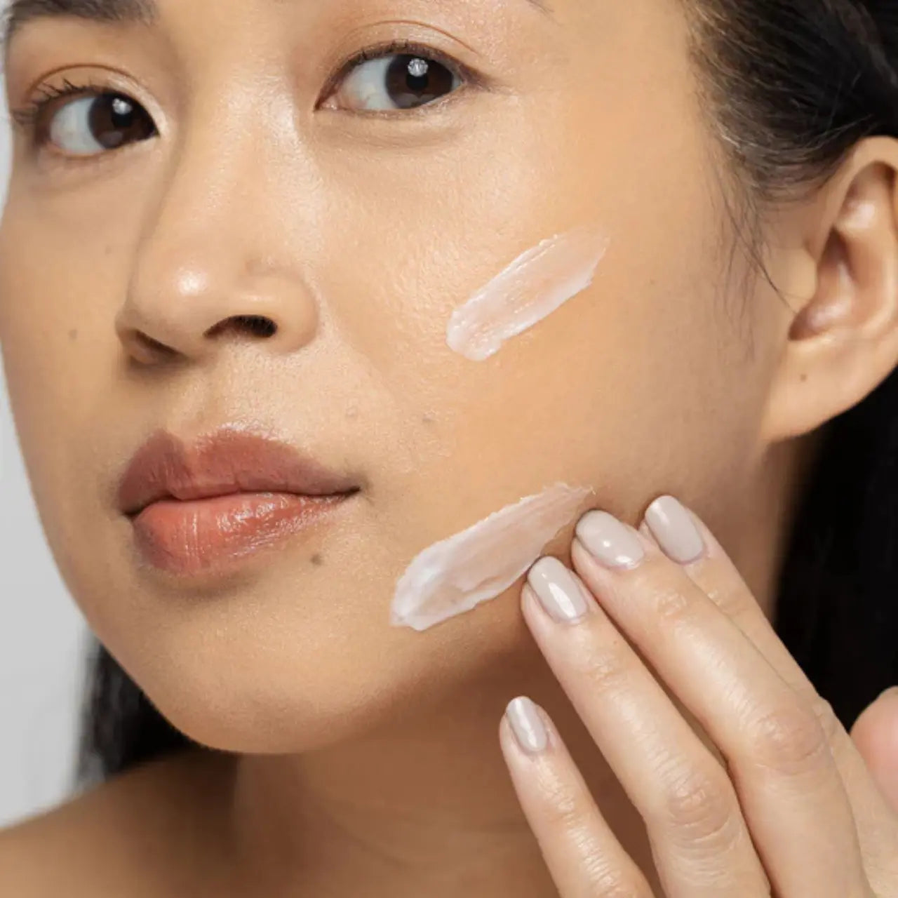 Vivier® Exfoliant Forte exfoliating lotion that smooths skin, refines texture, and minimizes pores for a soft, radiant complexion.