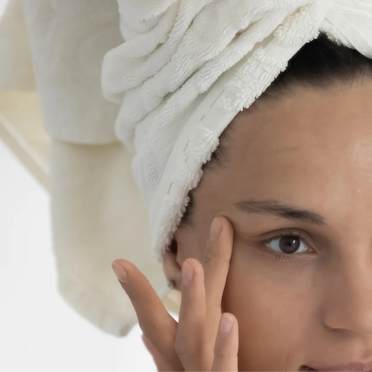 Vivier® GrenzCine® Eye cream reduces fine lines and crow's feet, smoothing the delicate skin around the eyes for a youthful appearance.