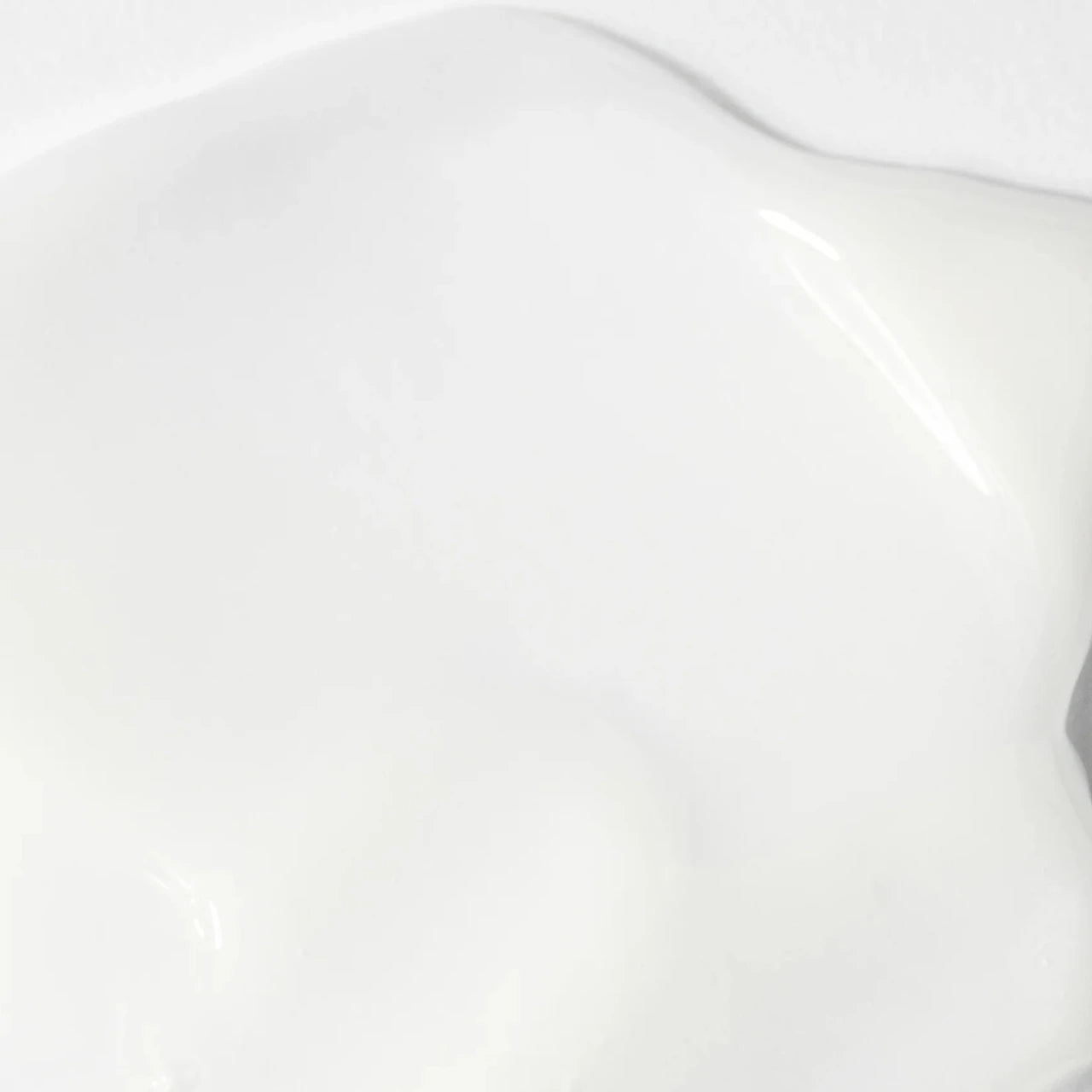 Vivier® GrenzCine Face deeply hydrates with squalane and shea butter, restoring moisture and improving skin’s softness and elasticity.