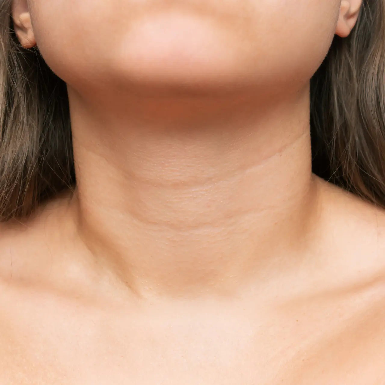 Vivier® GrenzCine Neck refines texture and boosts radiance, revealing smoother, more youthful-looking skin.