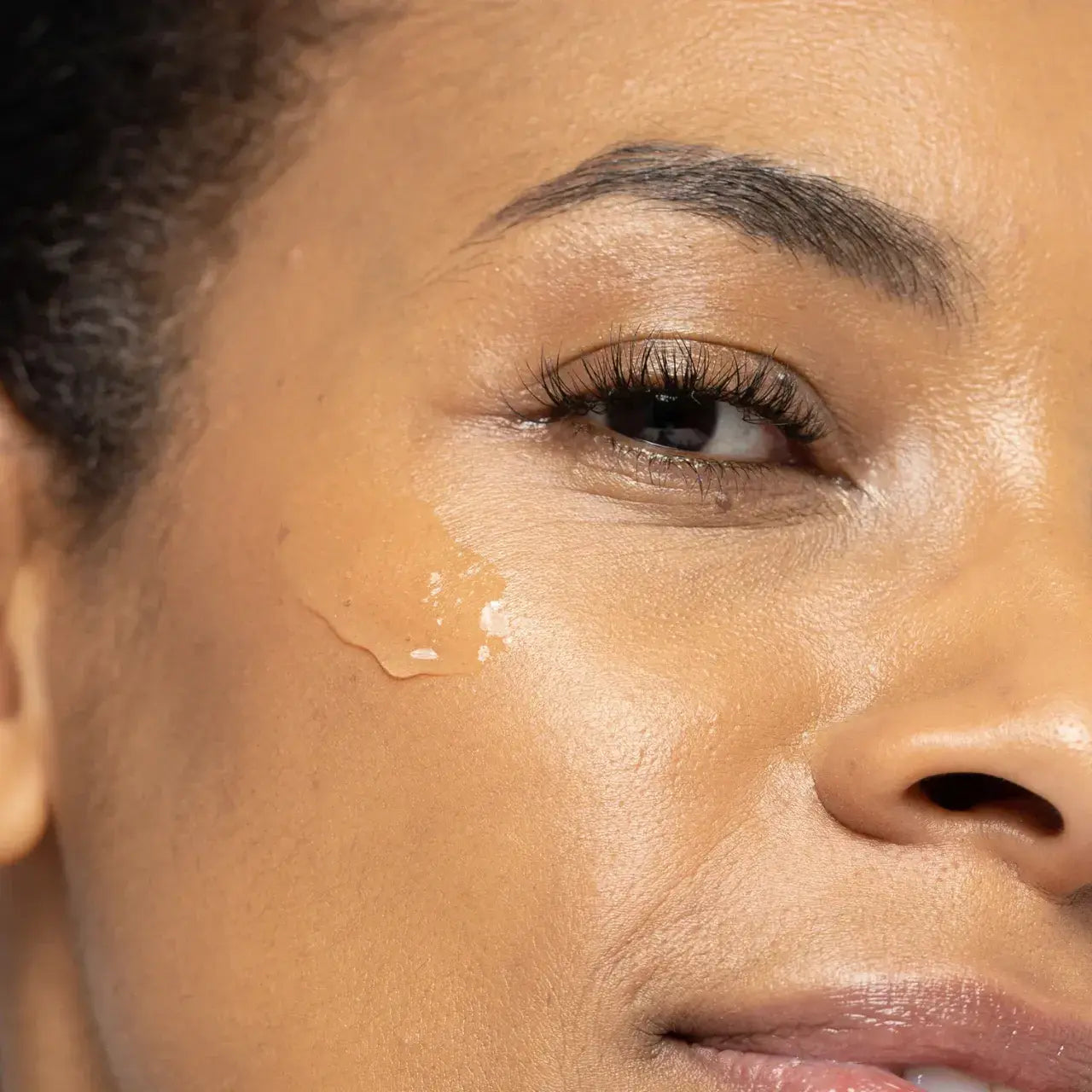 HEXAM® Cleanser deeply cleanses pores, removing dirt, oil, and makeup while maintaining the skin’s moisture balance for a refreshed feel.