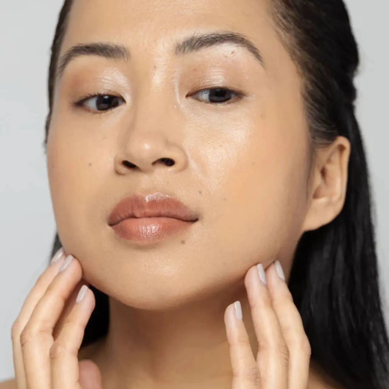 Vivier® QuintiSerum™ deeply hydrates, replenishes moisture, and strengthens the skin barrier for soft, supple, and nourished skin.
