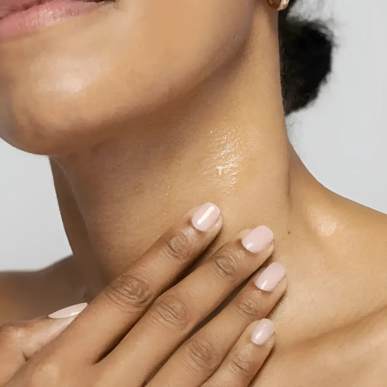 Vivier® QuintiSerum™ deeply hydrates, replenishes moisture, and strengthens the skin barrier for soft, supple, and nourished skin.
