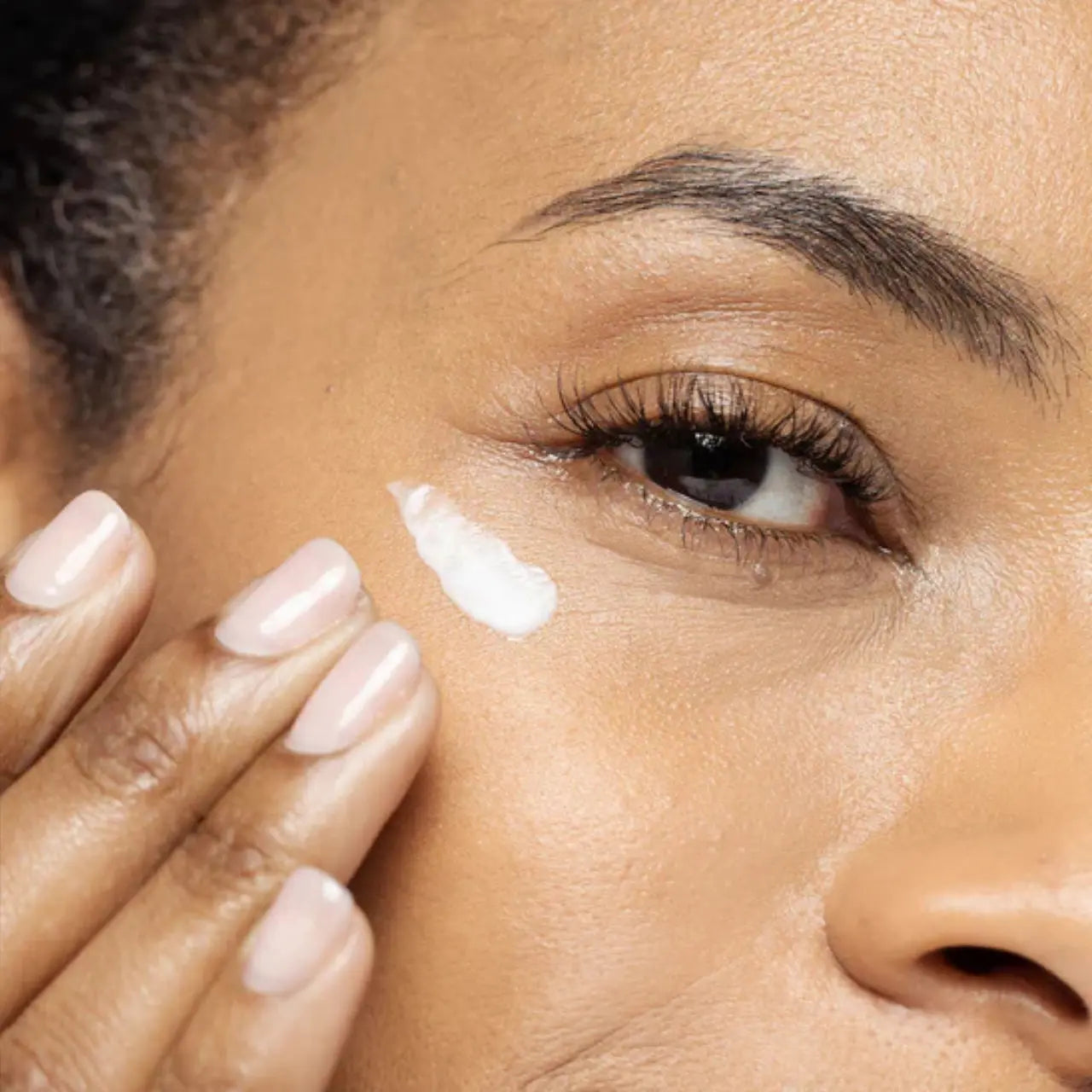 Vivier® Radiant Eye Contour Cream brightens and revitalizes the under-eye area with Vitamin C and Pro-Vitamin B5 for a refreshed, youthful look.
