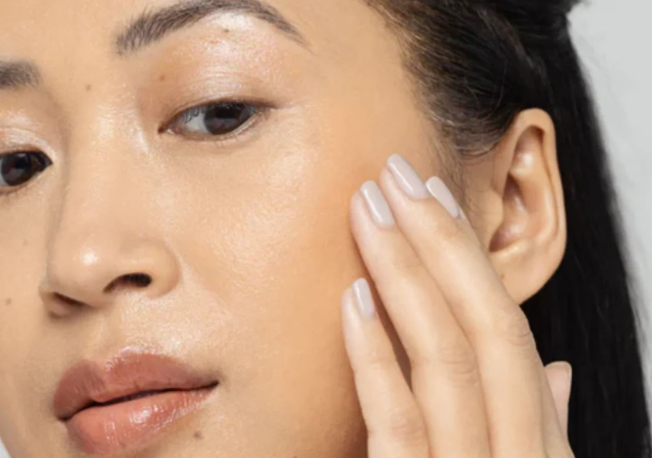 Redness Solution Complex with Vitamin B3 & Peptides calms redness & irritation.