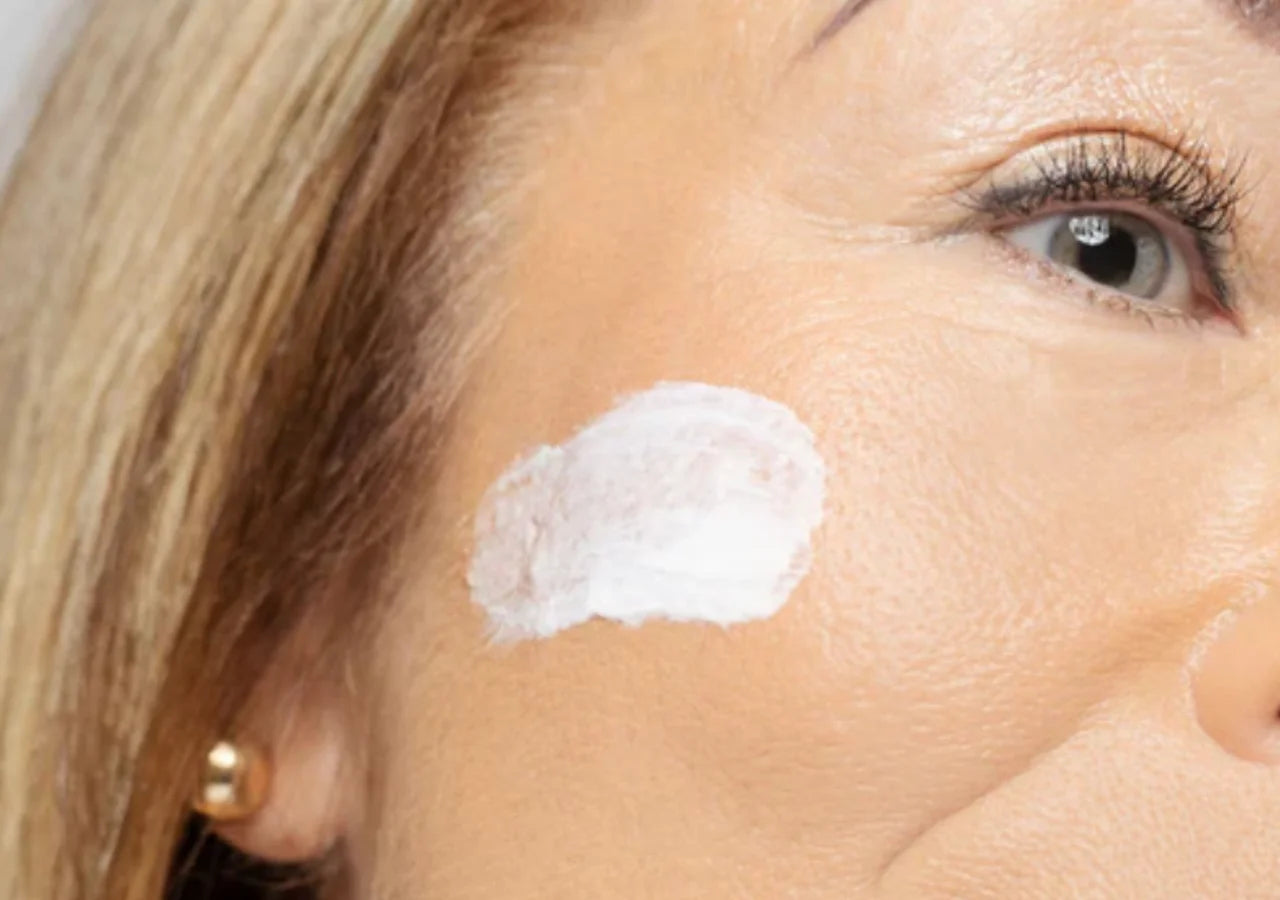 Retinol 0.3% and Peptides help smooth fine lines and improve skin firmness.