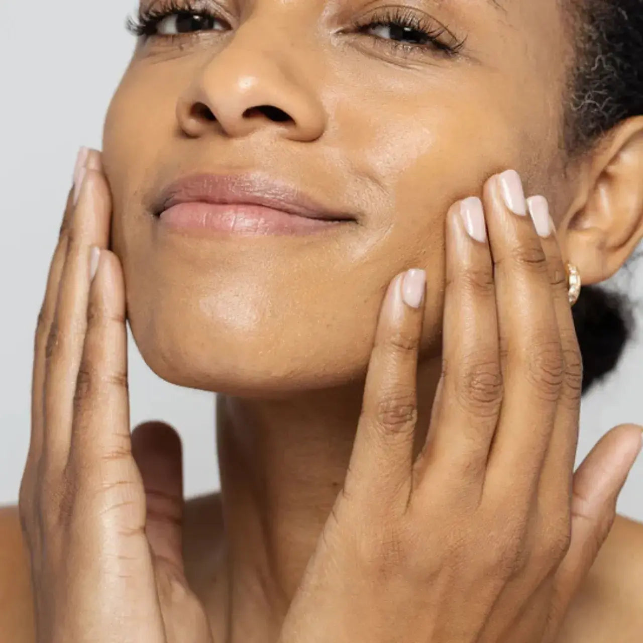 Vivier® Advanced Skin Lightening Serum helps fade dark spots, brighten skin, and promote an even complexion with 2% Hydroquinone and Vitamin C.