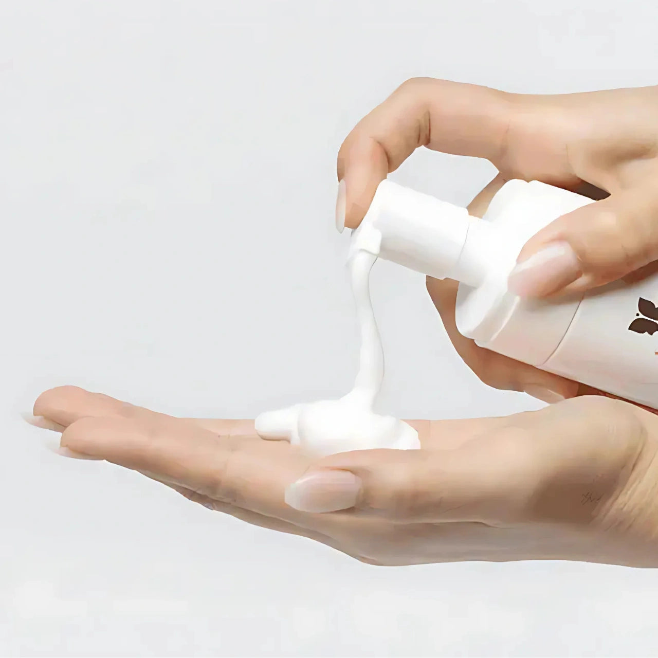 Vivier® Ultra Foaming Cleanser effectively removes dirt, oil, and impurities while maintaining the skin’s natural moisture barrier.