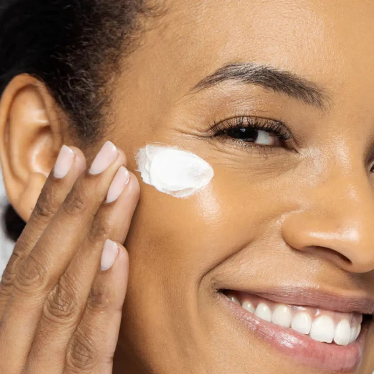 Vivier® Ultra Hydrating Mask calms and restores dry, irritated skin with nourishing botanicals, leaving it balanced, refreshed, and revitalized.