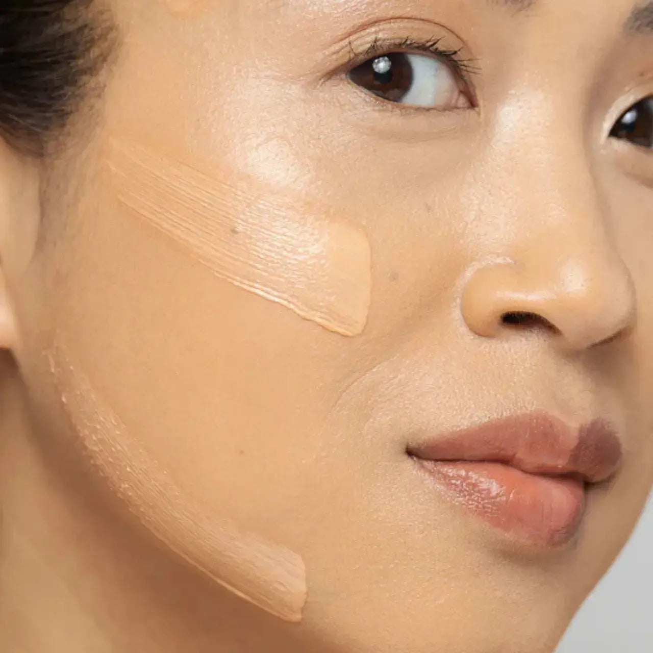 Vivier® Ultra Purifying Clay Mask absorbs excess oil, refines pores, and balances skin while keeping it hydrated and refreshed.