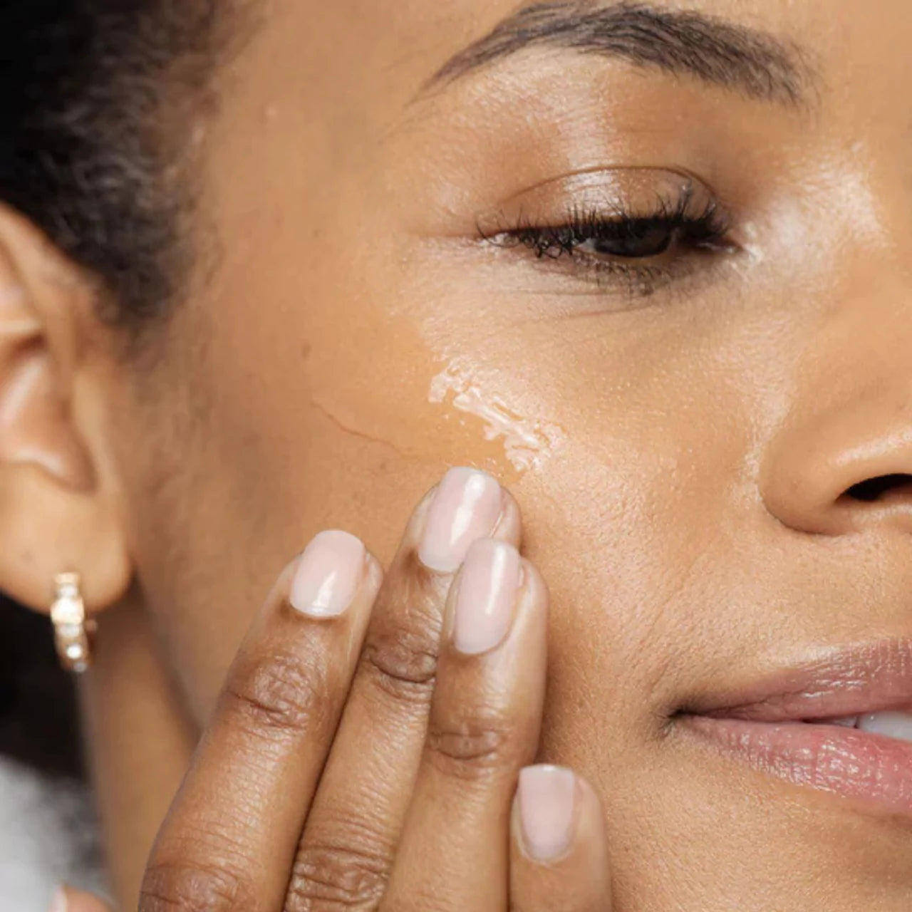 Vivier® V-STAT Advanced Repair Gel helps reduce scarring, promoting smoother skin after healing.