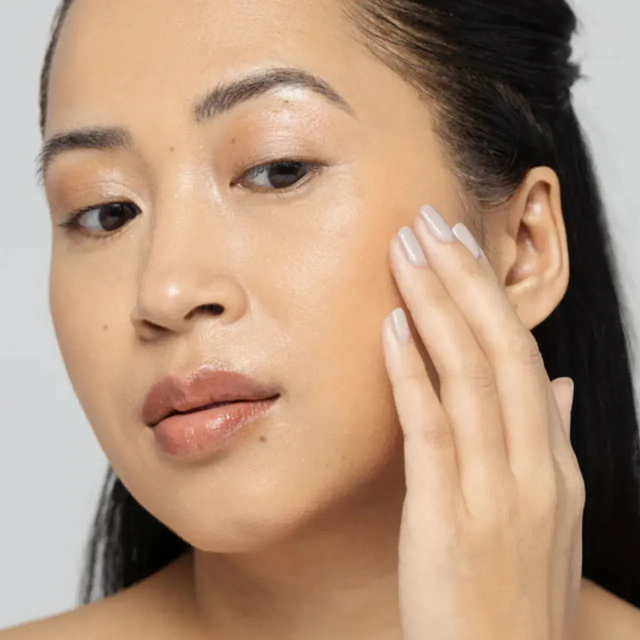Vivier® Vitamin C Scrub gently exfoliates with Vitamin C to brighten, revitalize, and promote a radiant, healthy glow.