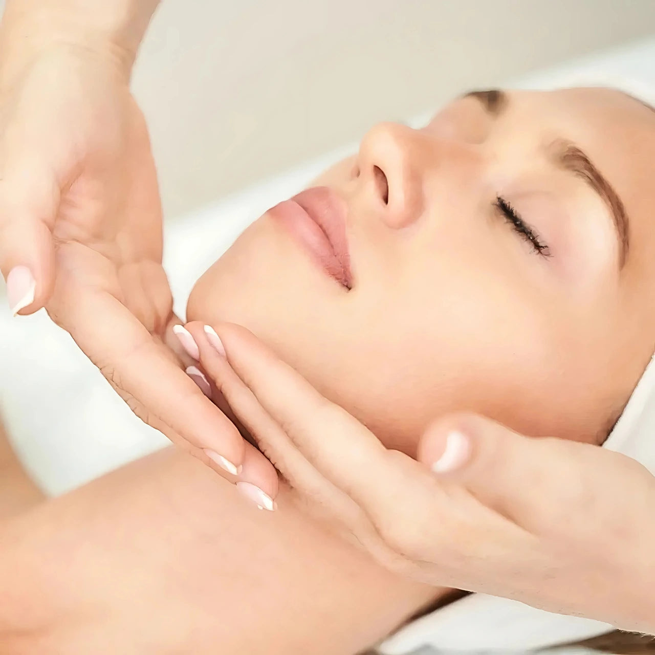 Zensa Numbing Cream helps soothe redness, reduce irritation, and promote faster recovery after cosmetic treatments.