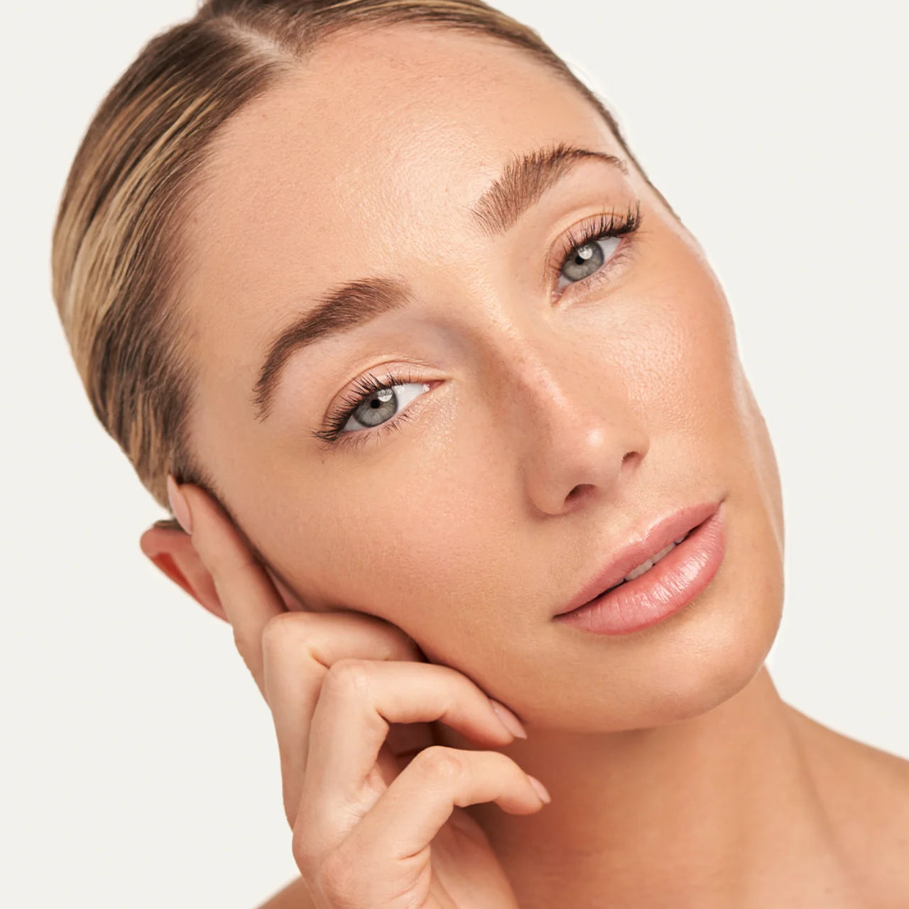 Brightens dull skin and improves overall radiance with antioxidant-rich, non-irritating formula.