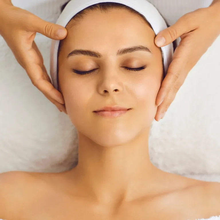 Biophora Après Soothing Serum restores and soothes skin after treatments like microneedling or lasers.