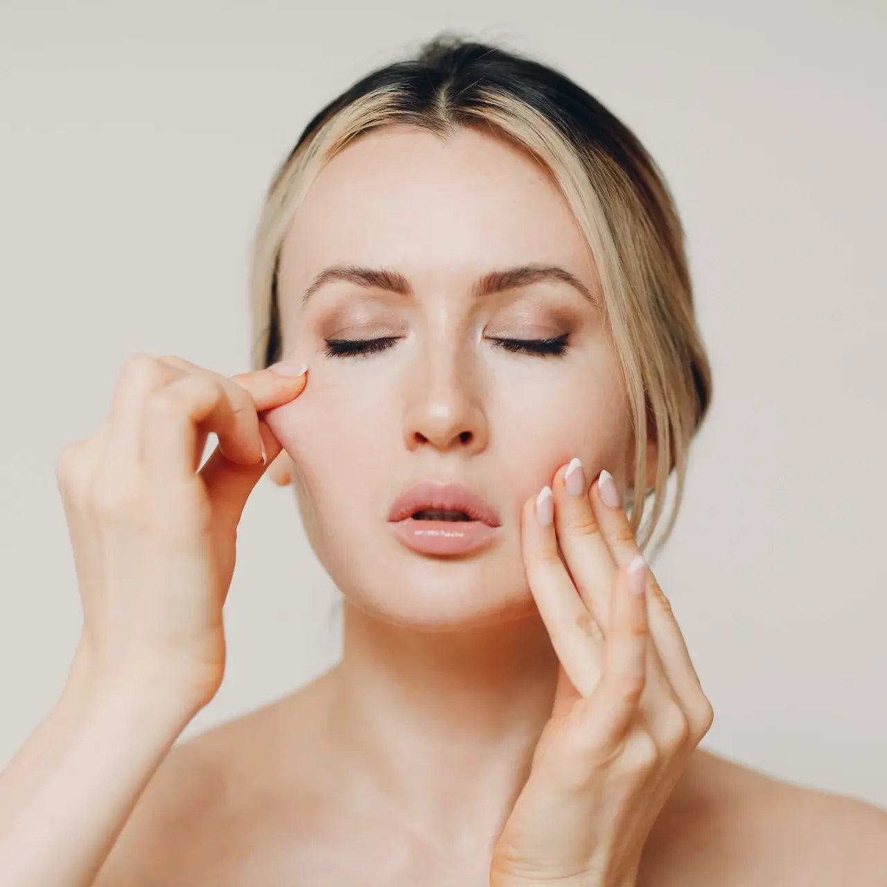 Biophora Lactic Acid Serum smooths and refines skin by exfoliating rough texture, clearing small bumps, and improving overall clarity.